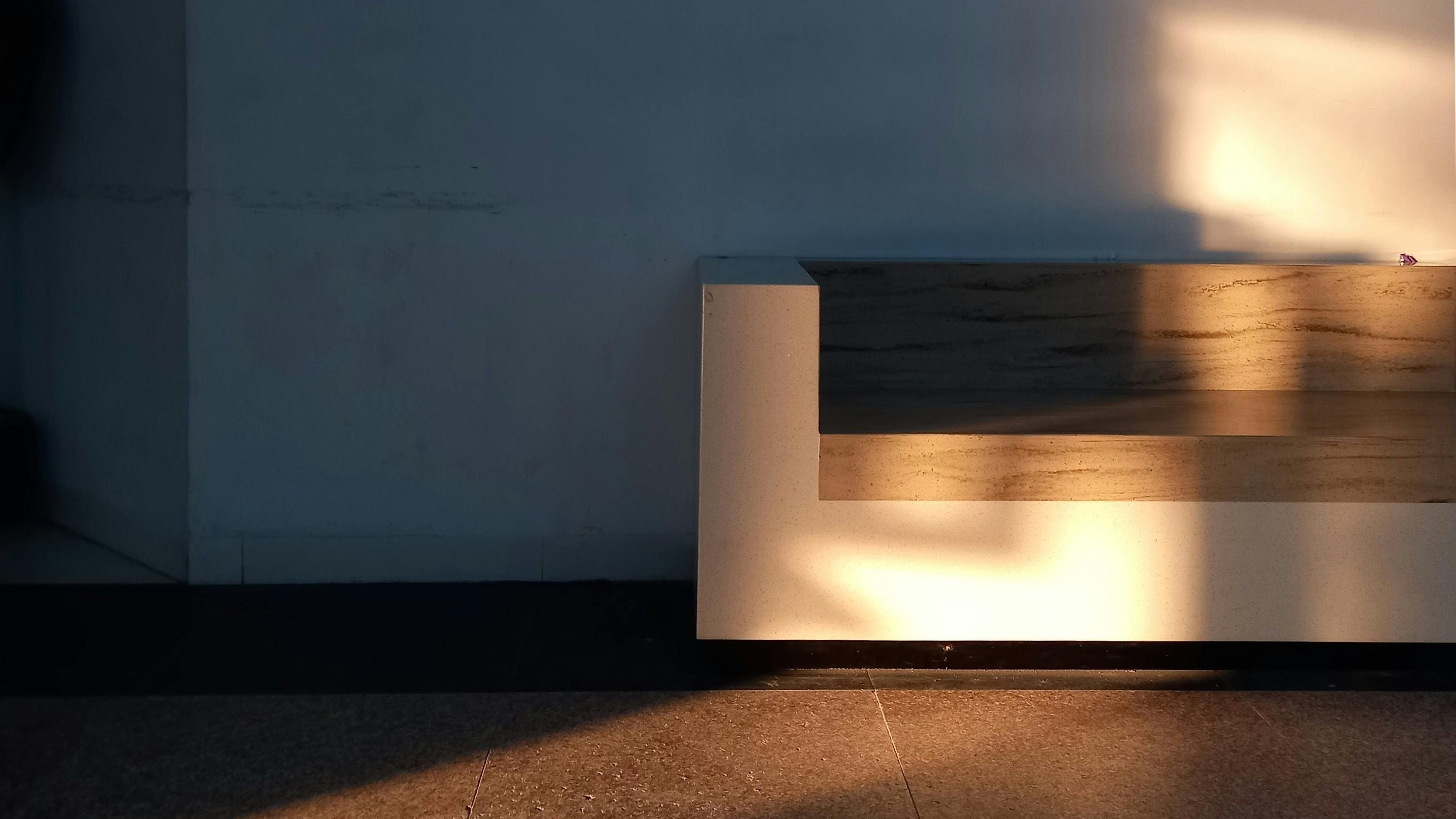 Lumière sur un mur, intérieur contemporain