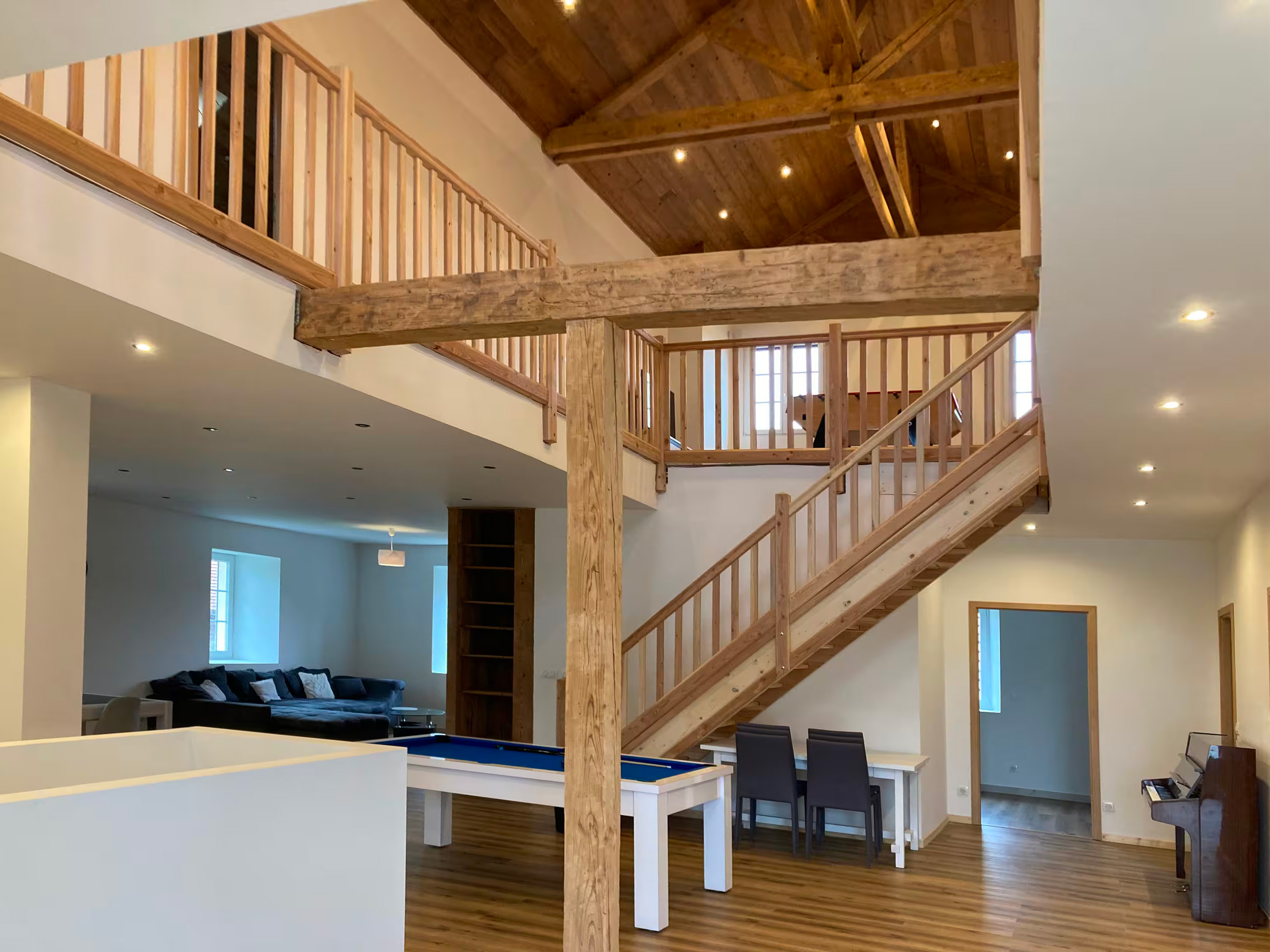 Intérieur du lieu, mezzanine et charpente